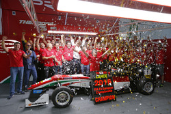 Чемпион 2016 года Лэнс Стролл, Prema Powerteam Dallara F312 – Mercedes-Benz празднует с командой