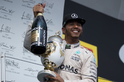 Lewis Hamilton, Mercedes op het podium