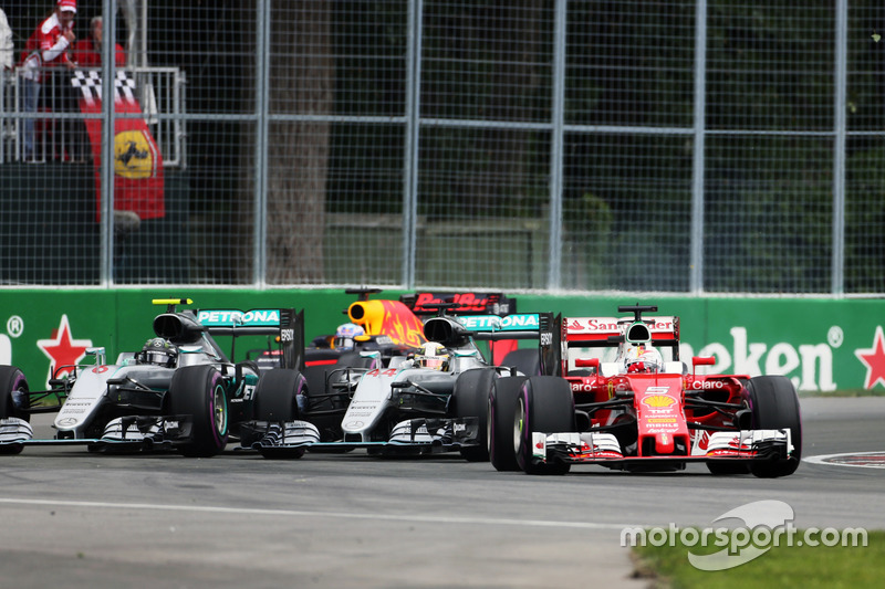 Sebastian Vettel, Ferrari SF16-H lidera a Lewis Hamilton, Mercedes AMG F1 W07 Hybrid y Nico Rosberg,