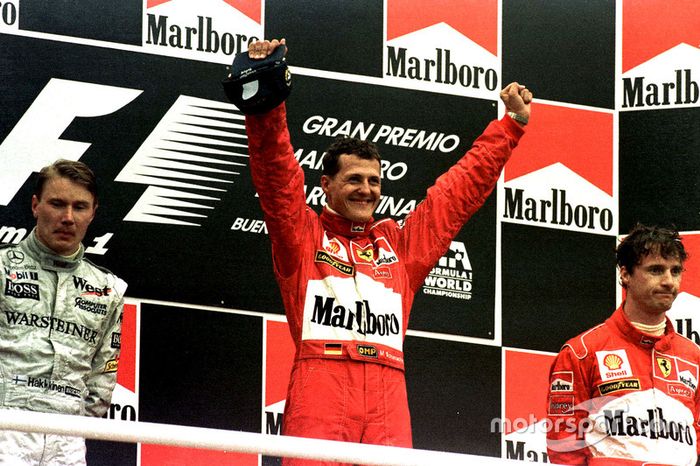 Podio: ganador de la carrera Michael Schumacher, Ferrari; segundo lugar Mika Hakkinen, McLaren; tercer lugar Eddie Irvine, Ferrari