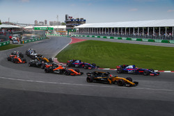 Старт гонки: Нико Хюлькенберг, Renault Sport F1 RS17, и Даниил Квят, Scuderia Toro Rosso STR12