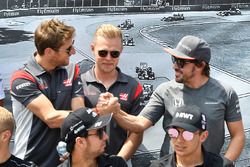 Romain Grosjean, Haas F1, Kevin Magnussen, Haas F1 y Fernando Alonso, McLaren