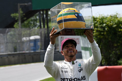 Polesitter Lewis Hamilton, Mercedes AMG F1, mit Helm von Ayrton Senna