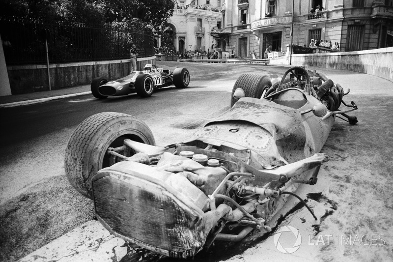 Denny Hulme, McLaren-Cosworth M7A pasa el coche dañado de Pedro Rodríguez BRM P133