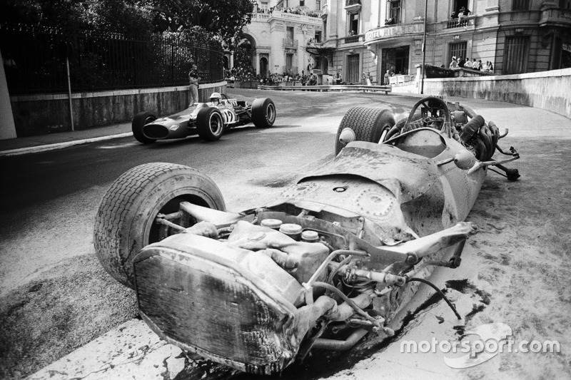 Denny Hulme, McLaren-Cosworth M7A ve Pedro Rodriguez'in kazalı BRM P133'ü