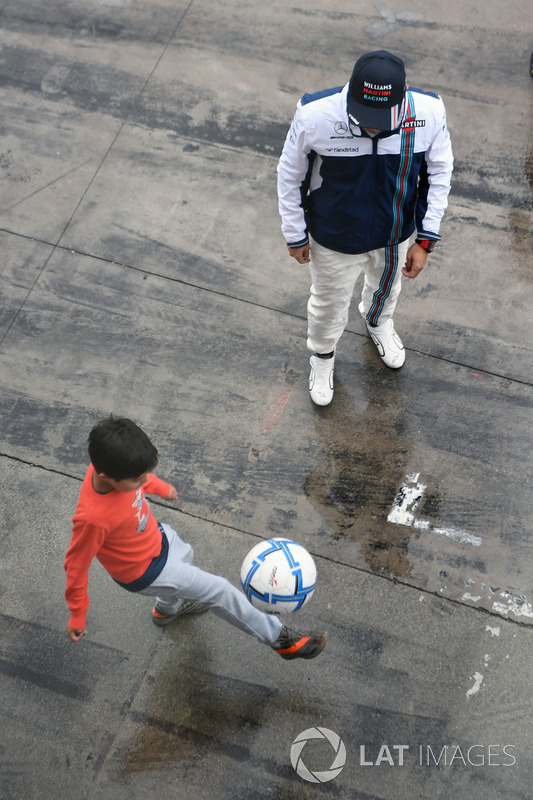 Felipe Massa, Williams plays football in pit lane, his Felipinho Massa