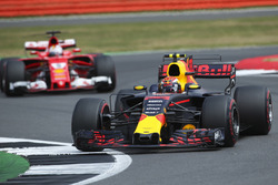 Макс Ферстаппен, Red Bull Racing RB13, и Себастьян Феттель, Ferrari SF70H