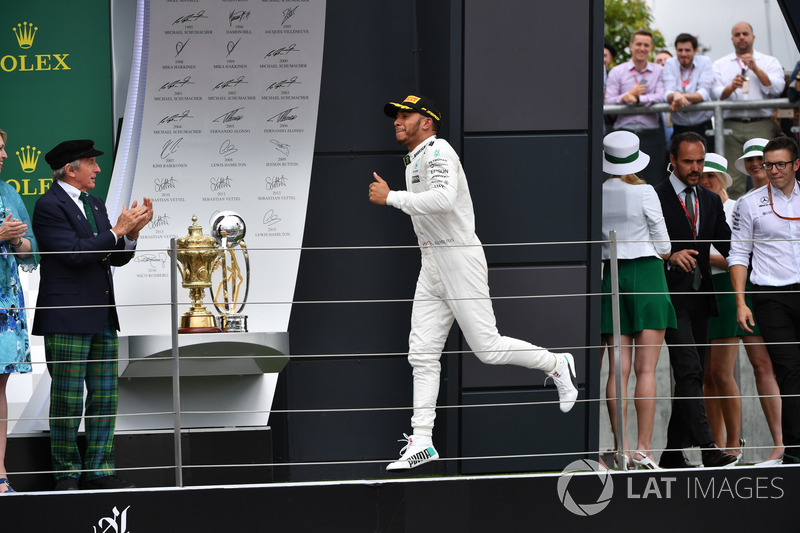 Ganador de la carrera Lewis Hamilton, Mercedes AMG F1 que se celebra en el podio