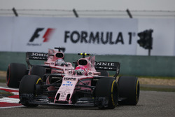 Esteban Ocon, Force India VJM10, devance Sergio Perez, Force India VJM10