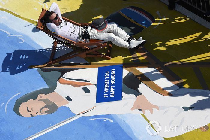 Fernando Alonso, McLaren en una reposera en parc ferme