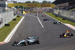Валттери Боттас, Mercedes AMG F1 W08, Макс Ферстаппен, Red Bull Racing RB13, и Льюис Хэмилтон, Merce