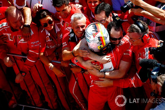 Ganador de la carrera Sebastian Vettel, Ferrari, celebra en el Parc Ferme