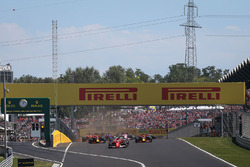 Себастьян Феттель, Ferrari SF70-H, лідирує на старті гонки