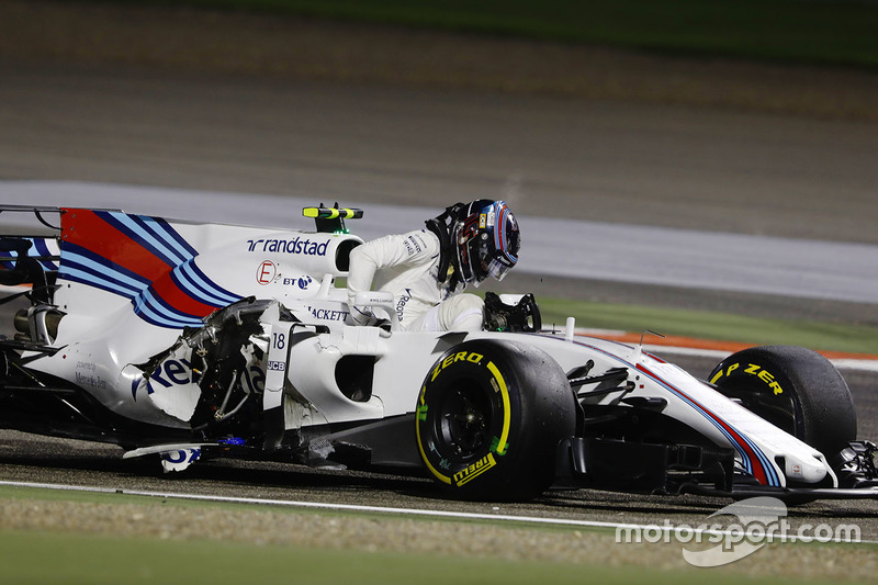 Lance Stroll, Williams FW40, con su coche chocado