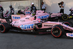 Естебан Окон, Sahara Force India VJM10 на піт-стопі через прокол
