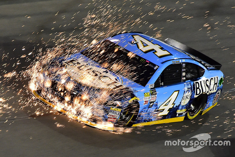 8. Faíscas no carro de Kevin Harvick, Stewart-Haas Racing Ford