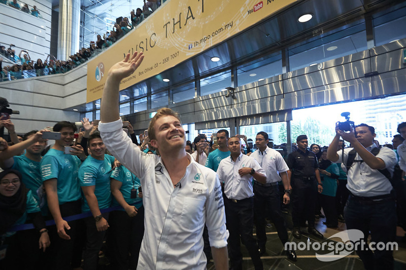 Les employés de Petronas accueillent Nico Rosberg, Mercedes AMG F1