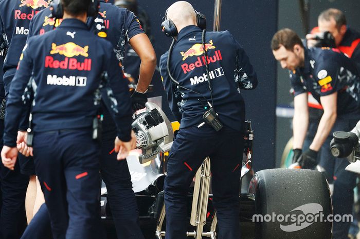Miembros del equipo Red Bull trabajan en el pitlane después de que el Red Bull Racing RB13 TAG Heuer de Daniel Ricciardo se parara