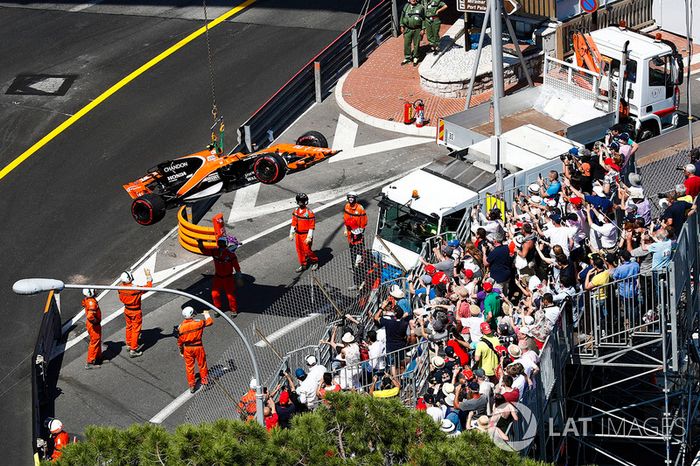 Oficiales de pista mueven el coche de Stoffel Vandoorne, McLaren MCL32