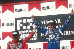 Podium : le second Ayrton Senna, McLaren Honda félicite le vainqueur Thierry Boutsen, Williams Renault