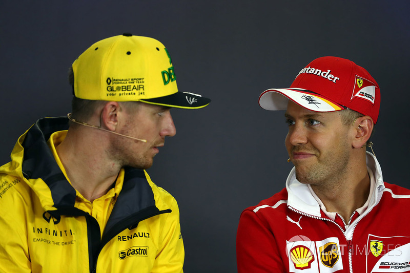 Nico Hulkenberg, Renault Sport F1 Team RS17, Sebastian Vettel, Ferrari en la conferencia de prensa