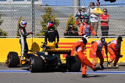 Jolyon Palmer, Renault Sport F1 Team RS17 choca en la vuelta 1