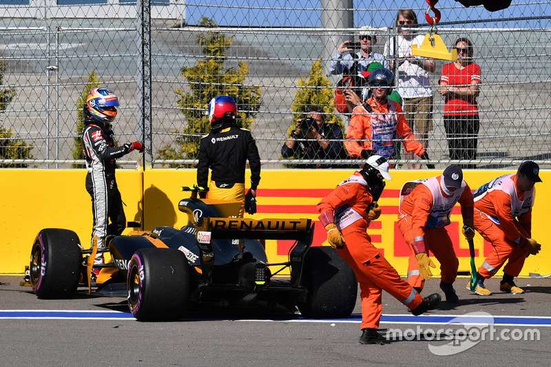 Jolyon Palmer, Renault Sport F1 Team RS17 crashed on lap one