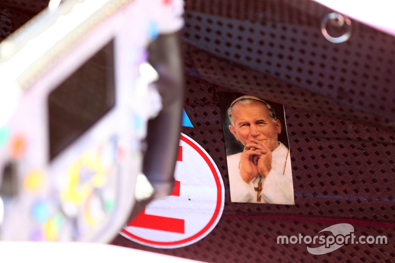 Гран Прі Росії. Світлина Папи Римського Іоана-Павла ІІ у Sahara Force India F1 VJM10 Серхіо Переса