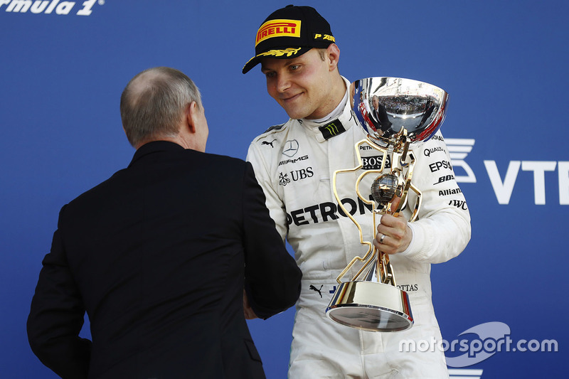 Podium: race winner Valtteri Bottas, Mercedes AMG F1, Vladimir Putin