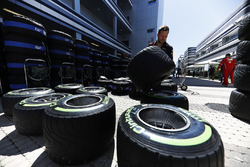 Un miembro del equipo Red Bull trabaja con neumáticos Pirelli en el paddock
