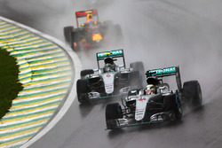 Льюїс Хемілтон, Mercedes AMG F1 W07 Hybrid випереджає свого товариша по команді Ніко Росберга, Merce
