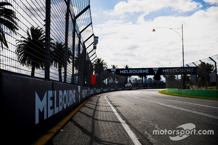 Aspectos de la pista, incluyendo señalización de Melbourne