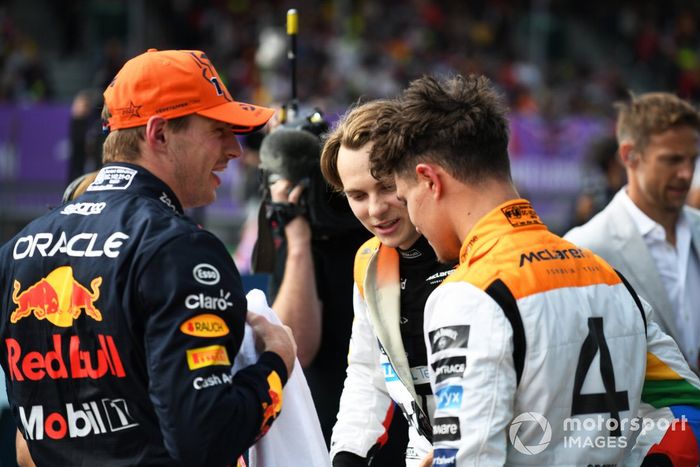 El hombre de la pole, Max Verstappen, Red Bull Racing, Lando Norris, McLaren, Oscar Piastri, McLaren, hablan en el Parc Ferme tras la clasificación