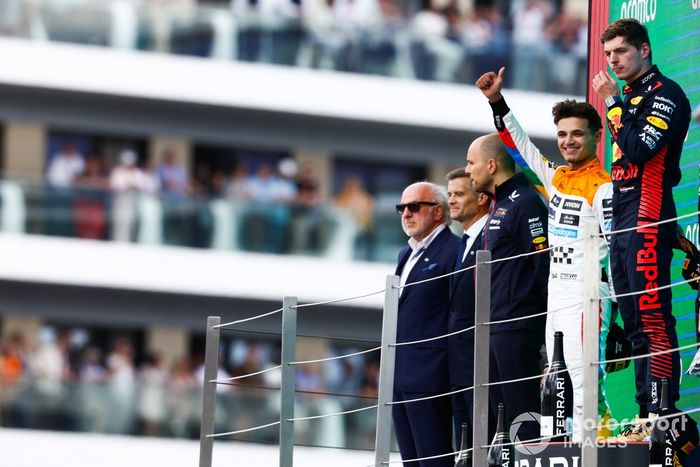 Lando Norris, McLaren, 2ª posición, Max Verstappen, Red Bull Racing, 1ª posición, en el podio.