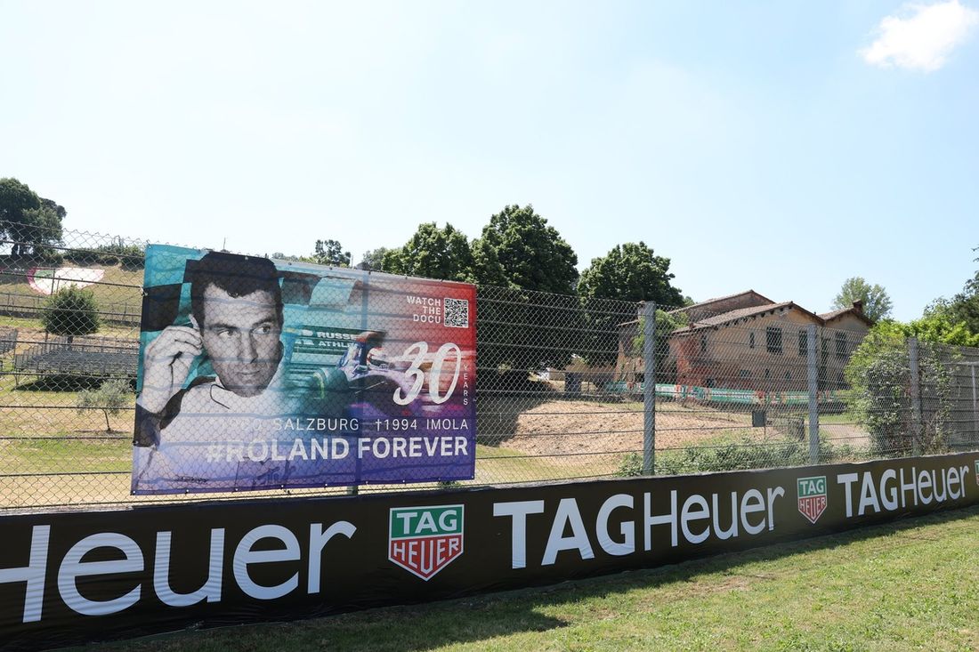 Una bandera de Roland Ratzenberger en la valla