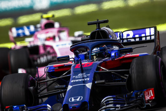 Brendon Hartley, Toro Rosso STR13, leadsEsteban Ocon, Racing Point Force India VJM11