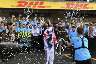 Lewis Hamilton, Mercedes AMG F1, festeggia con il suo team