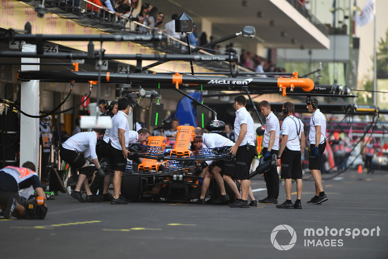 Stoffel Vandoorne, McLaren MCL33, sostituzione dell'ala anteriore