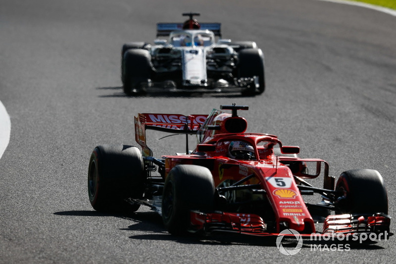 Sebastian Vettel, Ferrari SF71H, Marcus Ericsson, Sauber C37