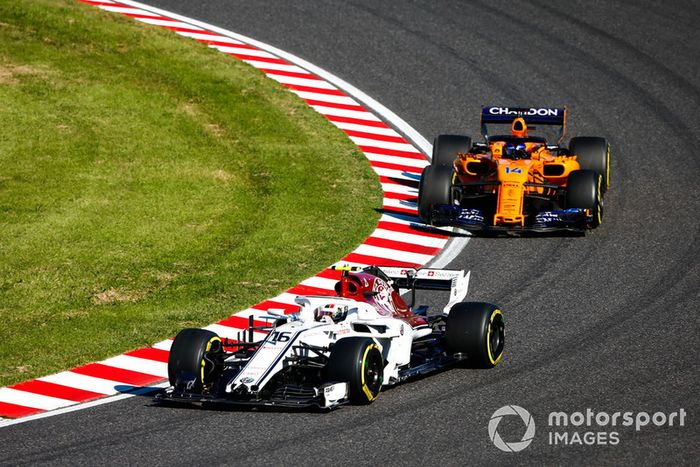 Charles Leclerc, Sauber C37, Fernando Alonso, McLaren MCL33 