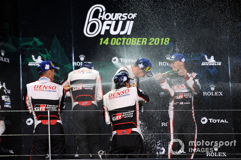 Podio LMP1: los ganadores Mike Conway, Kamui Kobayashi, Jose Maria Lopez, Toyota Gazoo Racing, y los segundos Sebastien Buemi, Kazuki Nakajima, Fernando Alonso, Toyota Gazoo Racing