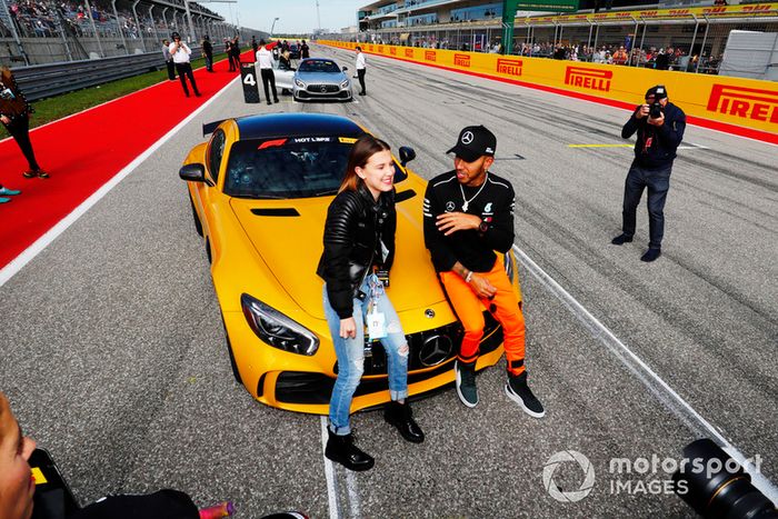 La actriz y modelo Millie Bobby Brown consigue un viaje de HotLaps con Lewis Hamilton, Mercedes AMG F1