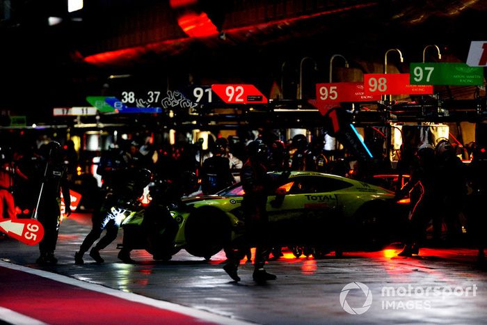 Acción en el pitlane