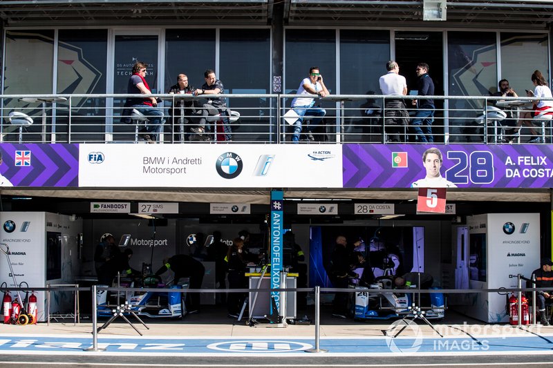 Le monoposto di Alexander Sims, BMW i Andretti Motorsports, BMW iFE.18, Antonio Felix da Costa, BMW i Andretti Motorsports, BMW iFE.18, nel garage