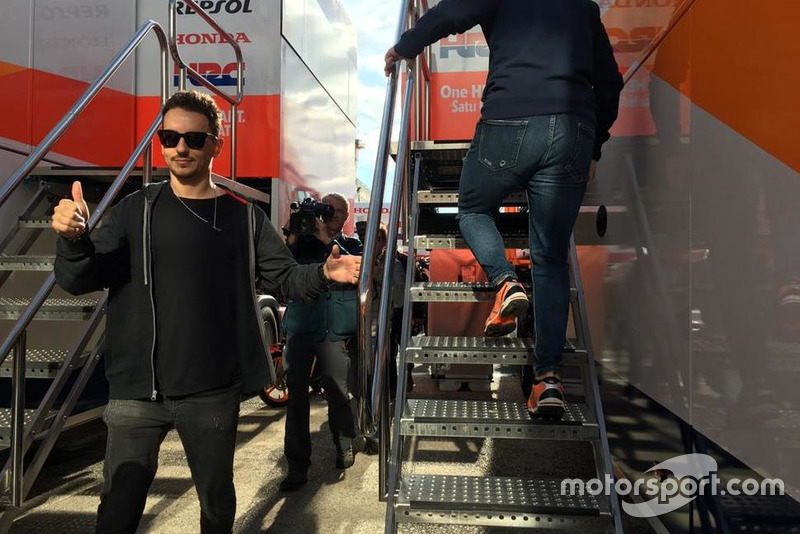 Jorge Lorenzo aan de Repsol Honda truck