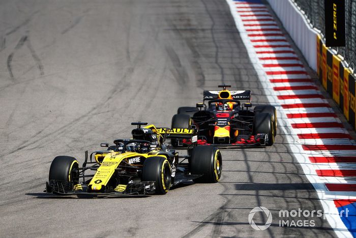 Nico Hulkenberg, Renault Sport F1 Team R.S. 18, lidera a Daniel Ricciardo, Red Bull Racing RB14