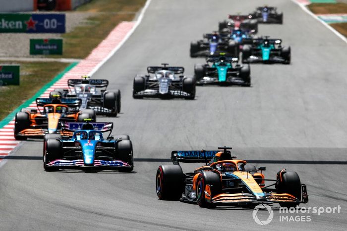 Daniel Ricciardo, McLaren MCL36, Esteban Ocon, Alpine A522, Lando Norris 