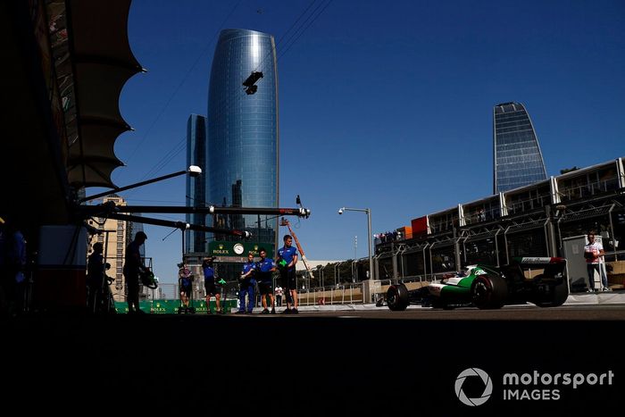 Valtteri Bottas, Alfa Romeo C42, en el pit lane