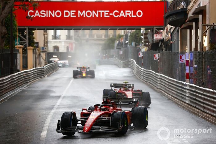 Charles Leclerc, Ferrari F1-75, Carlos Sainz, Ferrari F1-75, Sergio Pérez, Red Bull Racing RB18, en la vuelta de formación