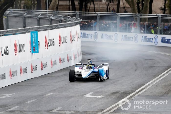 Alexander Sims, BMW I Andretti Motorsports, BMW iFE.18 sin alerón delantero después de una colisión 